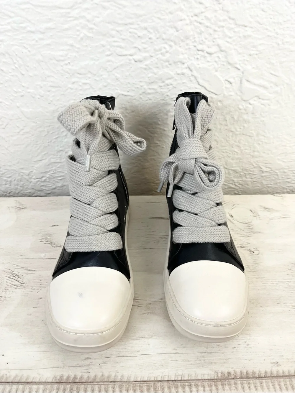 Hi Top Sneaker Shoes Black Thick Laces size 10 42
